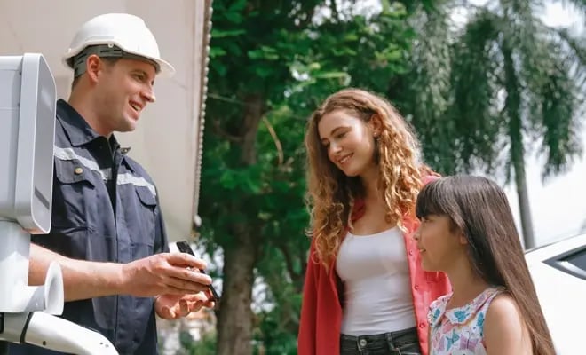 handwerk elektriker reparatur mit kunden