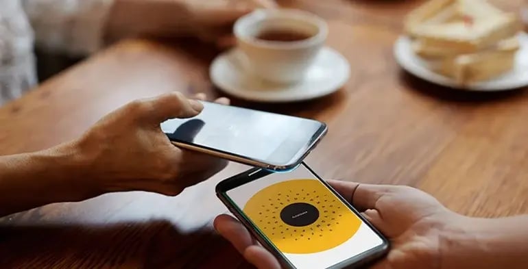 Kundin zahlt am Tisch mit GP tom