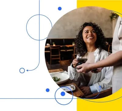 Kundin zahlt am Tisch per Smartphone Terminal im Handy mobile